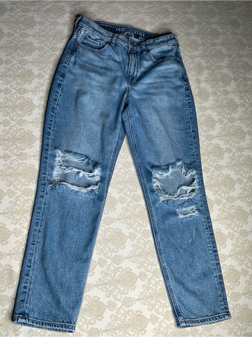 American Eagle Mom Jeans Distressed Straight Leg Size 6 Short
